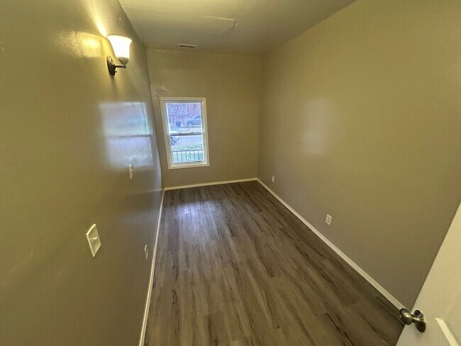 Building Photo - Charming 2-Bed Home Near Ottawa Park & University of Toledo