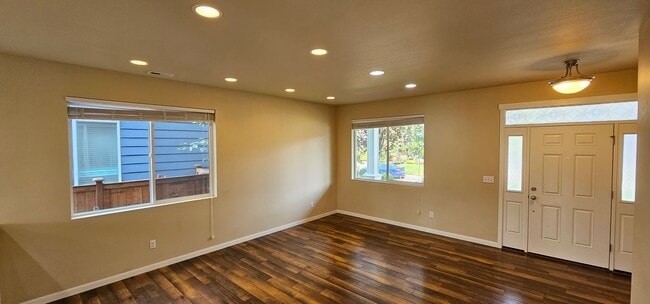 Building Photo - Spacious Port Orchard Home