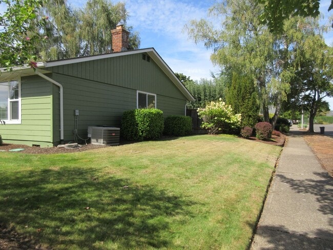 Building Photo - Well Maintained Three Bedroom in Keizer