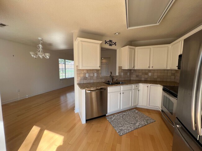 Building Photo - 609 Heidman
