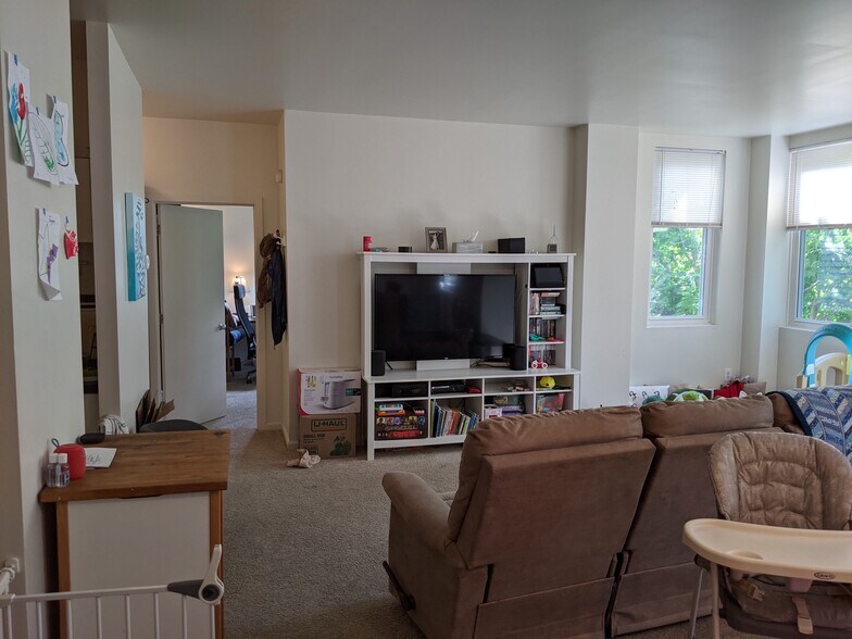 Building Photo - 218 Thorndike St