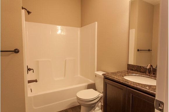 Building Photo - 3 Bedroom 3 Bath Home. Just blocks from th...
