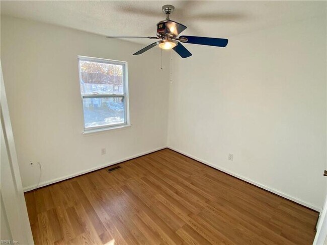 Building Photo - 4740 Greenlaw Dr