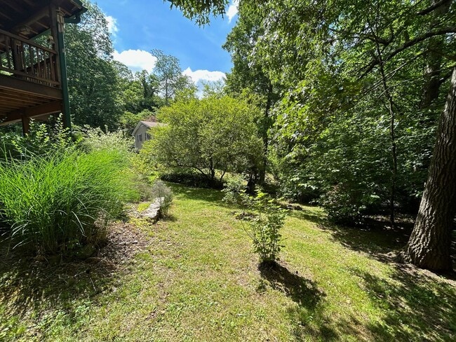 Building Photo - East AVL - Beautiful Zen Garden Apt with Sauna!