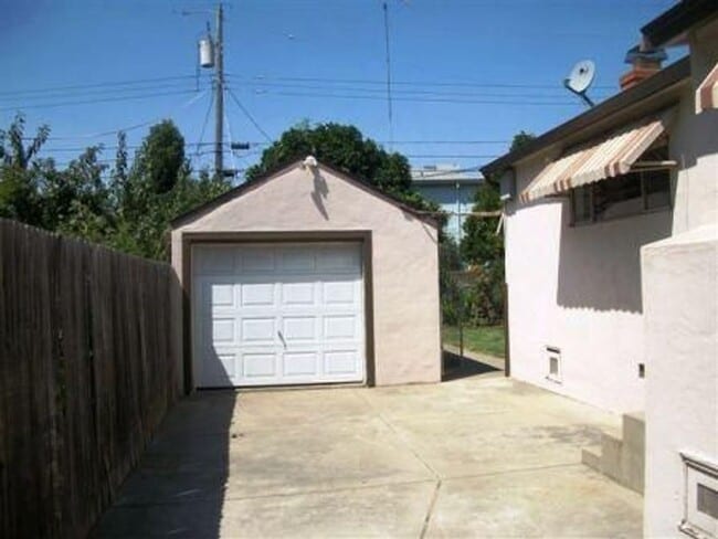 Building Photo - CUTE HOME IN EAST SACRAMENTO!!