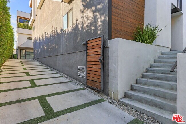 Building Photo - 803 N Harvard Blvd