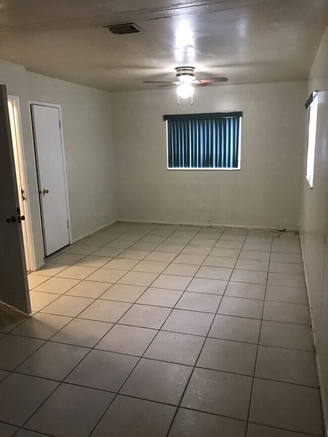 Building Photo - Nice 3-1 with central air