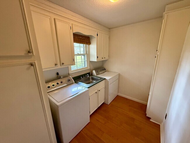 Building Photo - 4 Bedroom Brick Home in Alice Drive Area!