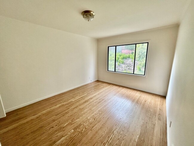 Building Photo - Spacious 2bd/1bth Upper Flat With Beautiful Views