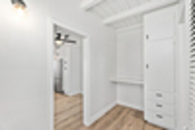 Building Photo - 303 S Ola Vista