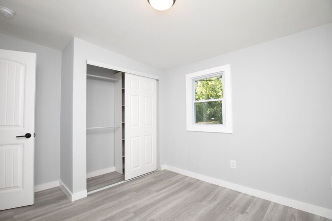 Building Photo - 2 Bedroom Madison Cutie