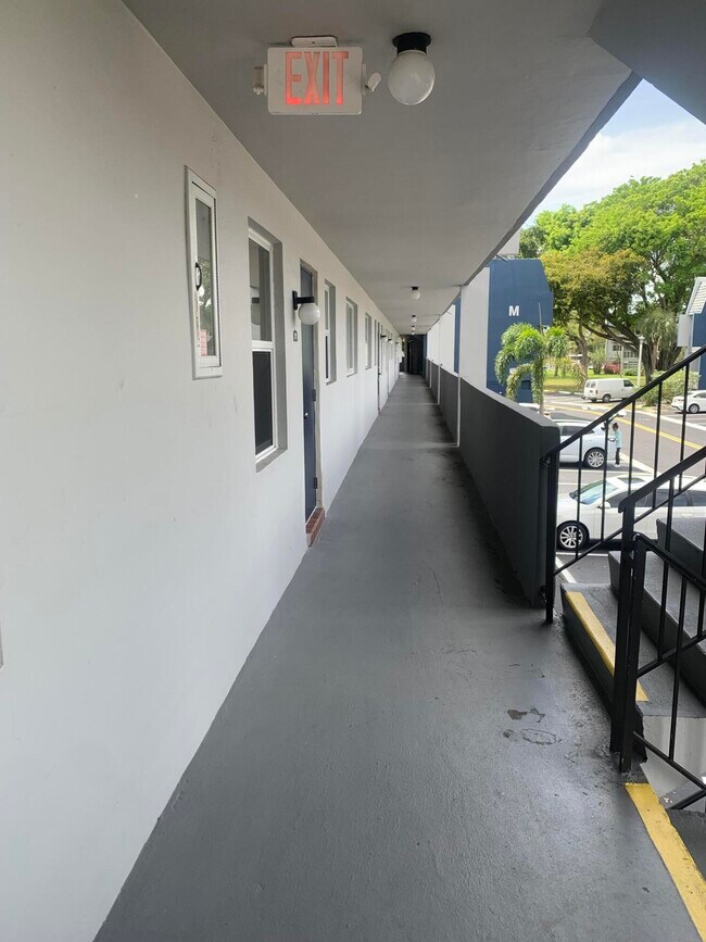 Building Photo - 7887 Golf Cir Dr