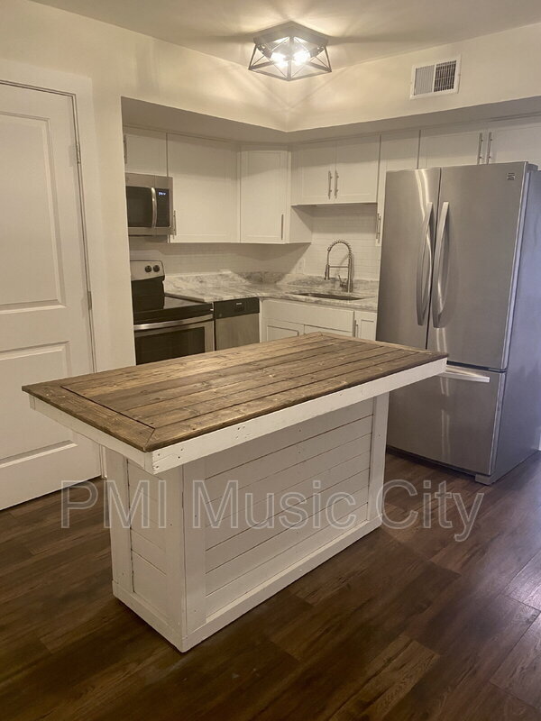 Building Photo - 2126B Burns St