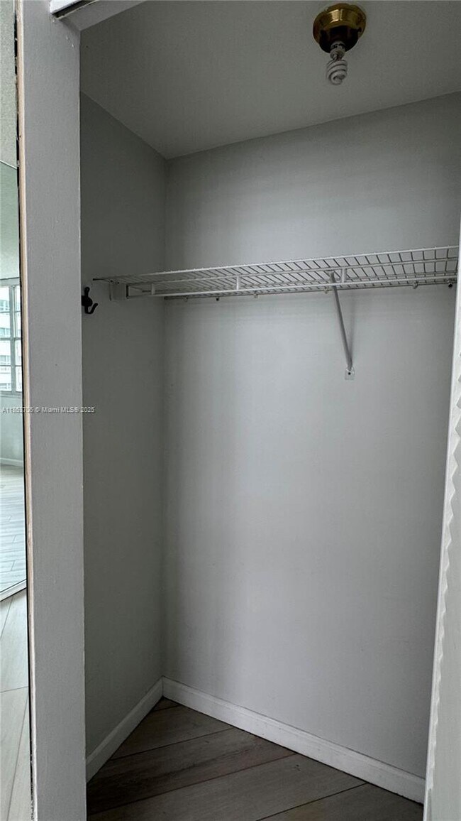 Building Photo - 905 Brickell Bay Dr