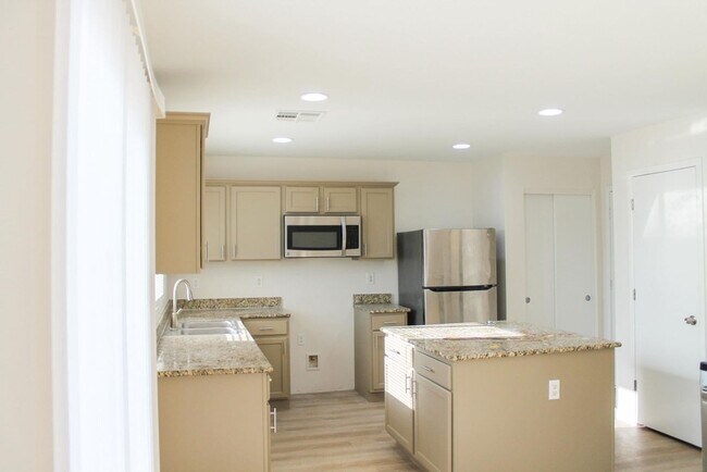 Building Photo - Gorgeous 4Bed/2.5Bath/2Car home located in North Las Vegas Raven Hill gated community!