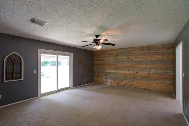 Building Photo - Beautiful home in Lake Park addition in Be...