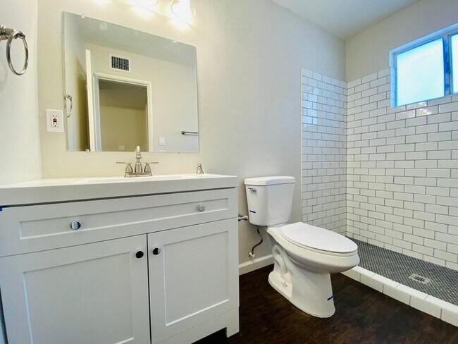 Building Photo - Newly Renovated Spacious 1 Bedroom with Vi...