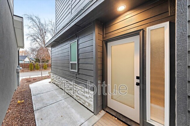 Building Photo - 917 E Bissett St