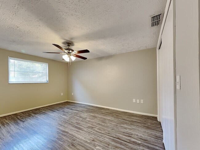 Building Photo - 7431 San Moritz Dr