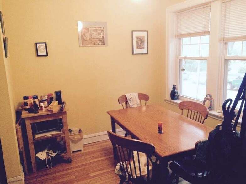 Building Photo - 2520 N Sawyer Ave