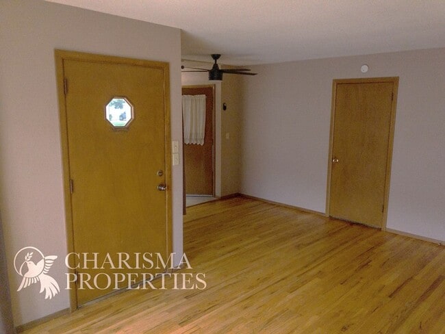 Building Photo - 3004 S West Ave