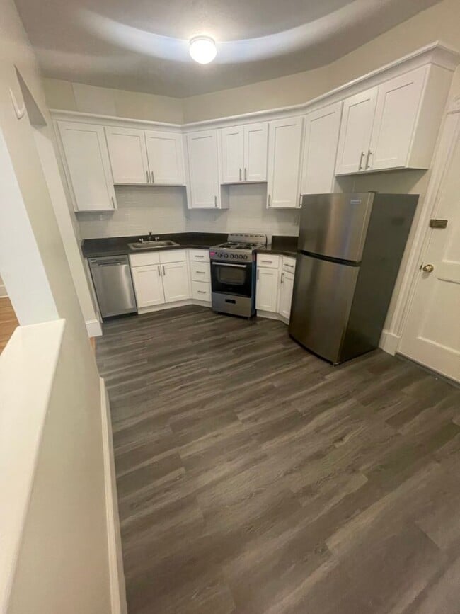 Building Photo - 9/1 No Fee! Spilt-style 3BR on Beacon St near Wash Sq/Coolidge