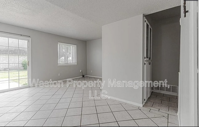 Building Photo - 1402 Bill Carrol Dr