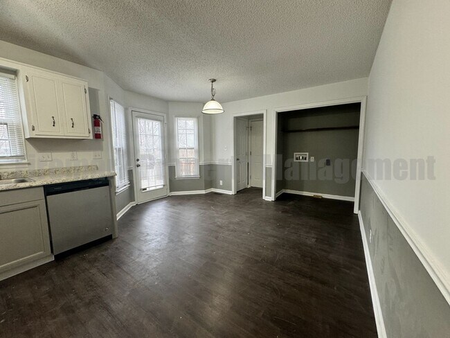 Building Photo - Newly Renovated 4 Bedroom 2 Bathroom
