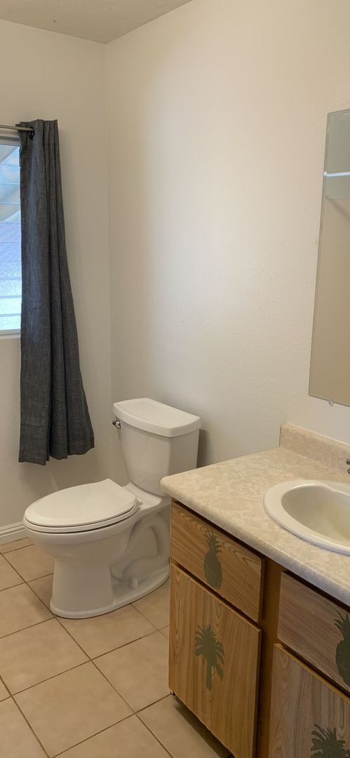 Building Photo - Unfurnished 1 bd. 1 bath cottage. Availabl...