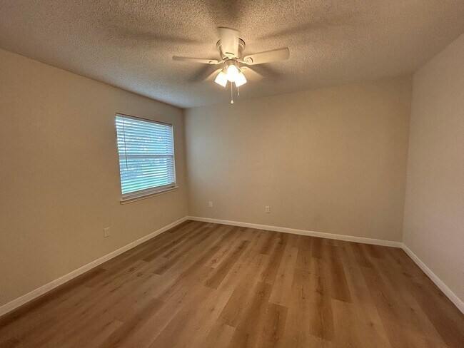 Building Photo - 6616/6618 Parkview Lane