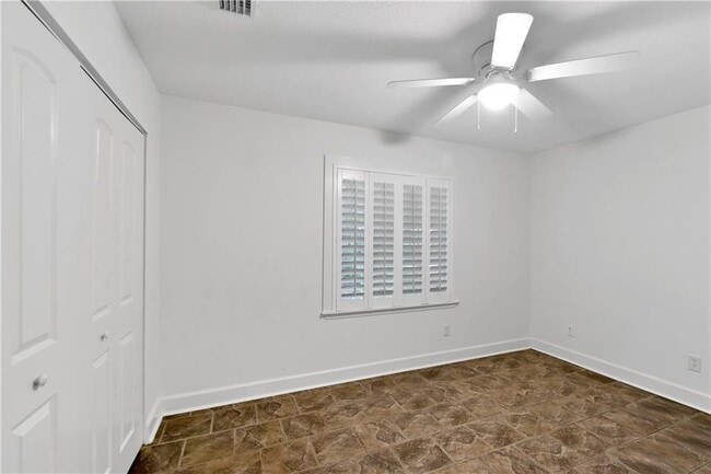 Building Photo - 204 Maple St