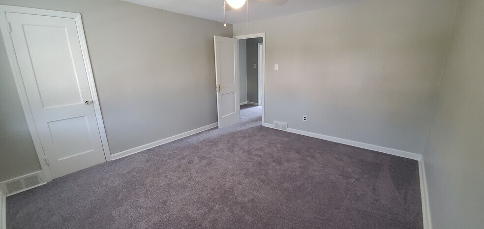 Building Photo - 717 Surrey Ln