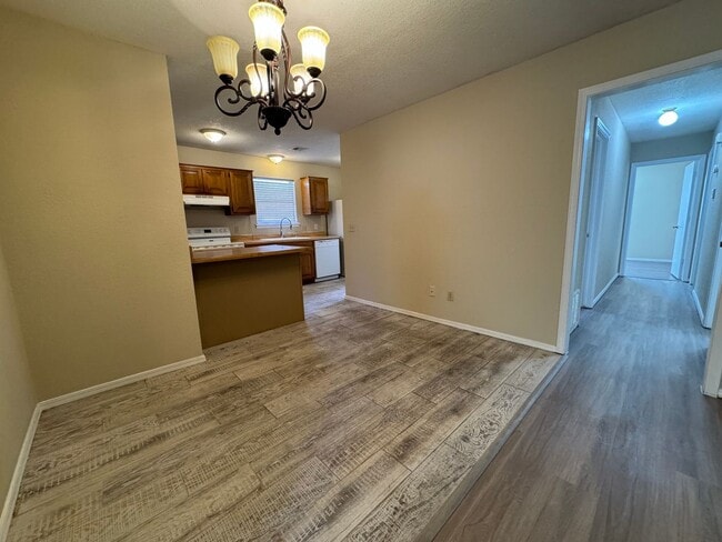 Building Photo - 3 bedroom 2 bathroom home Near In Broken A...