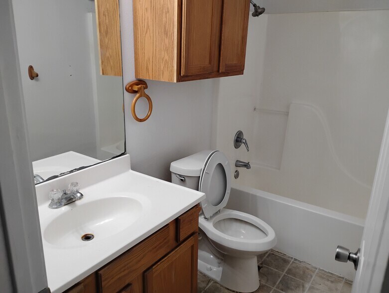 Main Bathroom - 4480 Benton Dr