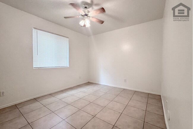 Building Photo - 2 Bed/1 bath Downstairs Apartment at 40th St/Bell Rd