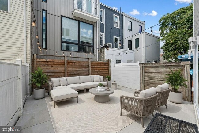 Building Photo - 1124 Dunton St