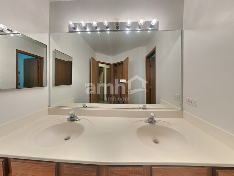 Building Photo - 5 Andover Ct