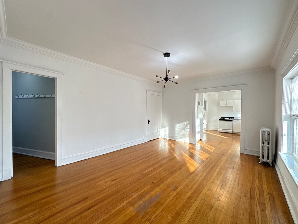 Building Photo - 2306 W Wilson Ave