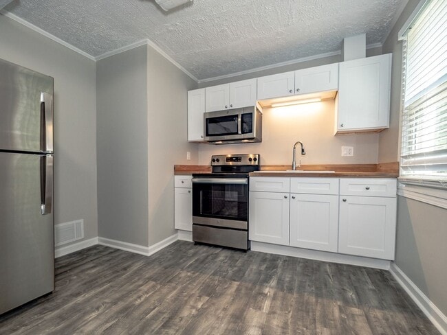 Building Photo - NEWLY RENOVATED 3 BEDROOM 1 BATH DUPLEX UNIT IN A EXQUISITE LOCATION!