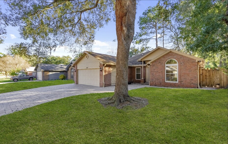 Building Photo - 8510 Majestic Oaks Dr S