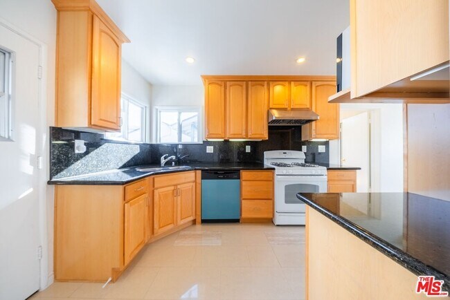 Building Photo - 2551 S Bentley Ave