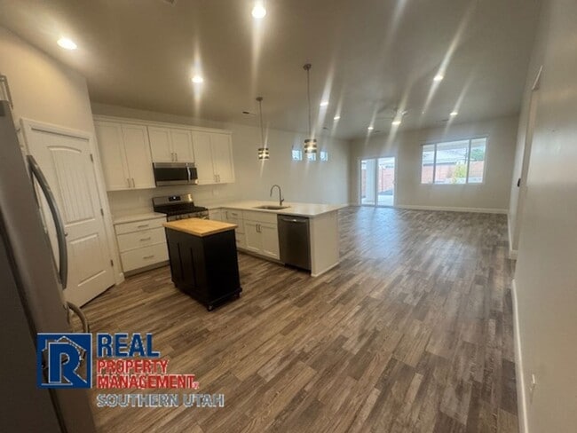 Building Photo - Home with great yard in Hurricane