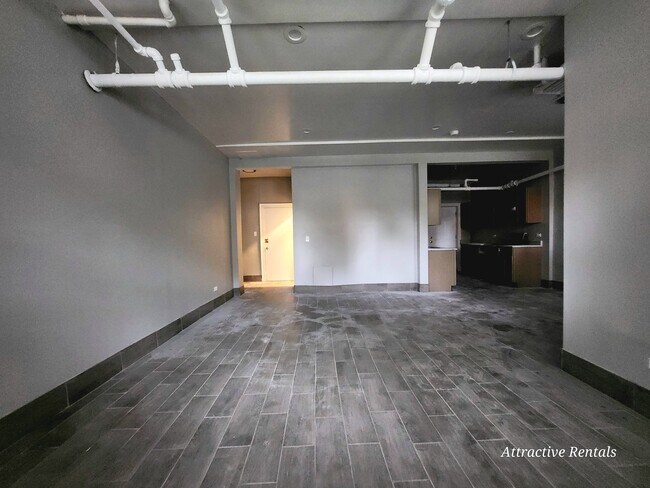 Building Photo - 658 E 81st St