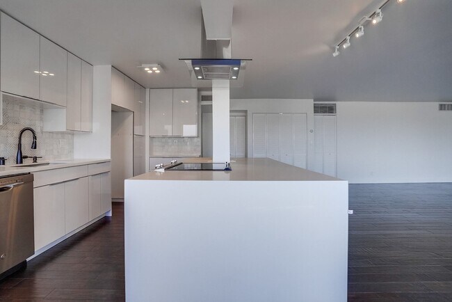 Building Photo - 435 N Oakhurst Dr