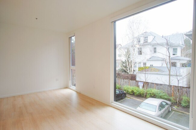 Building Photo - Check Out These Specials! Buckman 2nd Floor Urban 1 Bdr with D/W & Washer/Dryer!