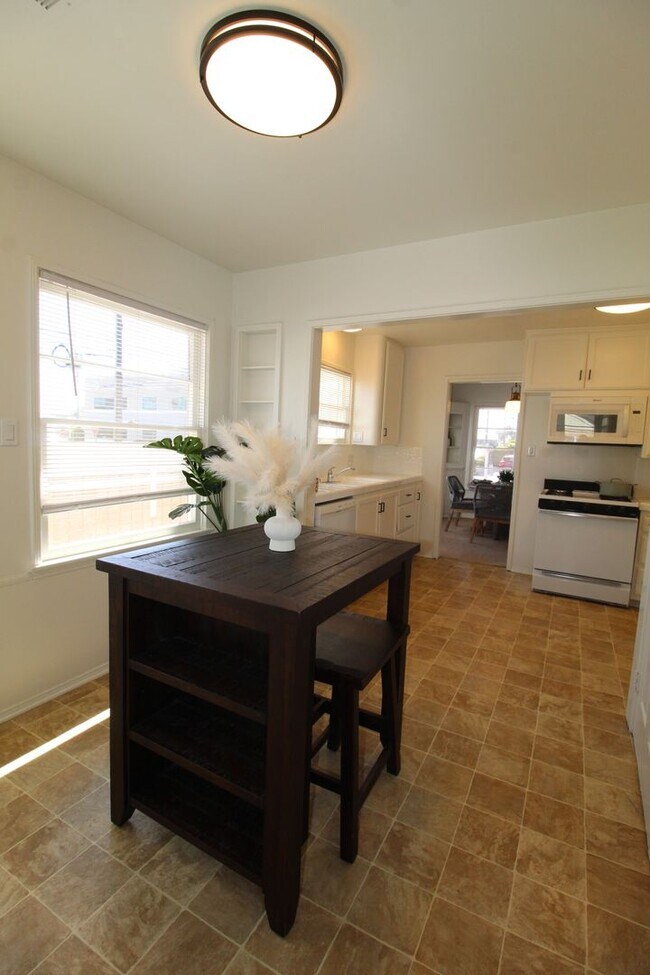 Building Photo - Charming Midtown Ventura Home- 3 Bedroom + 1.75 Bath