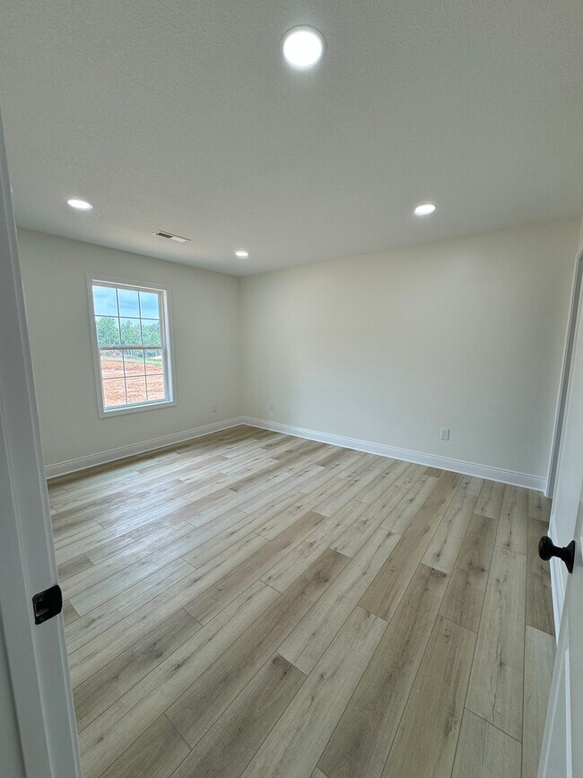 Building Photo - 857 Elmdale Rd