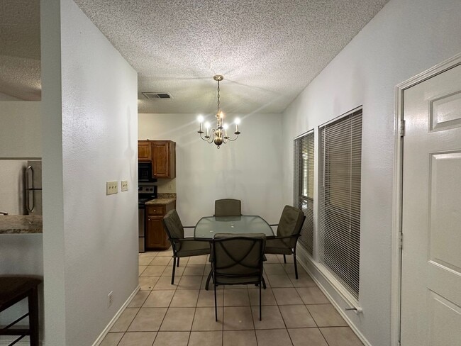 Building Photo - IMMEDIATE MOVE IN - 2 bed 2 bath