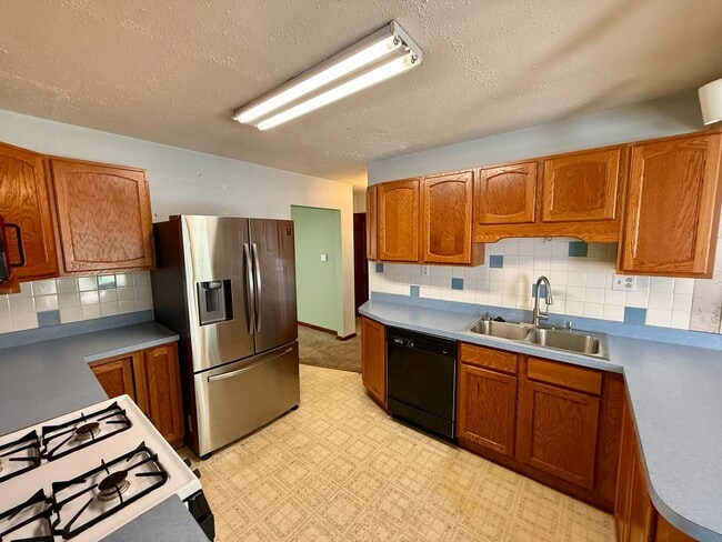 Building Photo - 2 Bed / 1 Bath House with lots of Features...