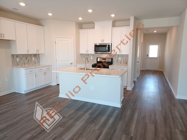 Building Photo - Bright and Airy! 5 Bedrooms 3 Bathrooms Ho...